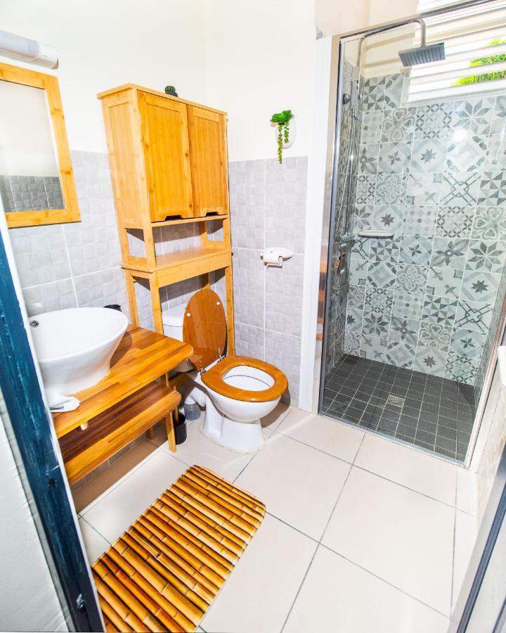 T2 Jacuzzis et piscine au centre ville de Port-Louis Extérieur photo